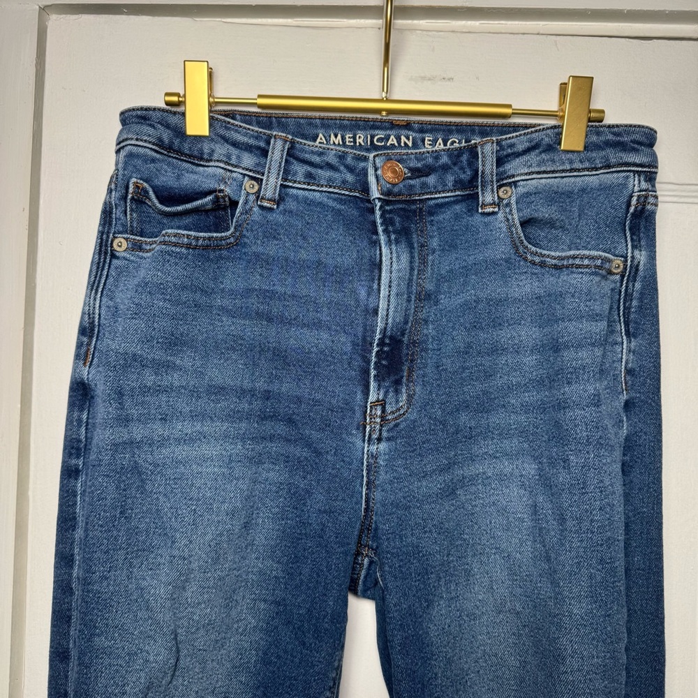 American Eagle Stretch Mom Jean in Easy Breezy Blue Distressed Frayed 8 Long - Picture 5 of 14